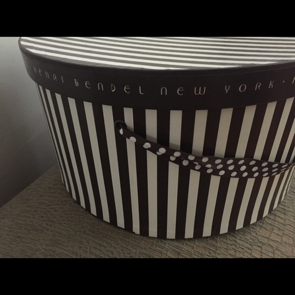 HENRI BENDEL - (2) HB HATBOXES + GIFT - Picture 3 of 8